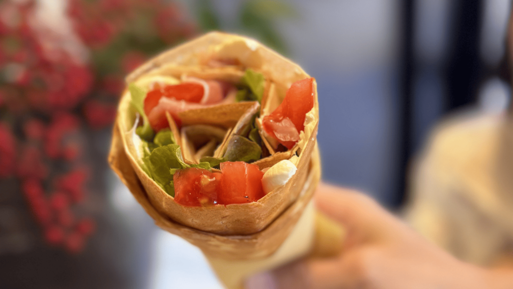 [画像：COROMOさんの内観　生ハムトマトクリームチーズ]