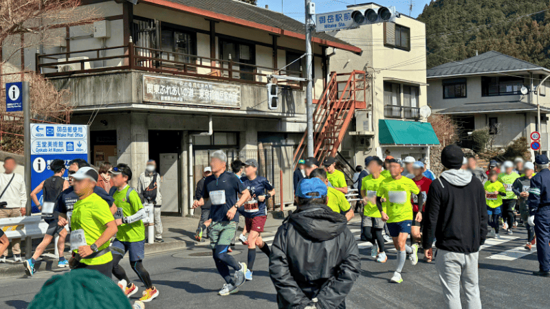 [画像：青梅マラソン　御嶽駅前の様子]