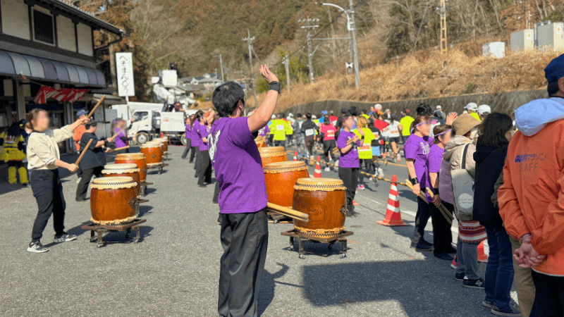 [画像：青梅マラソン　日向和田駅近く、へそまんじゅう総本舗前の様子]