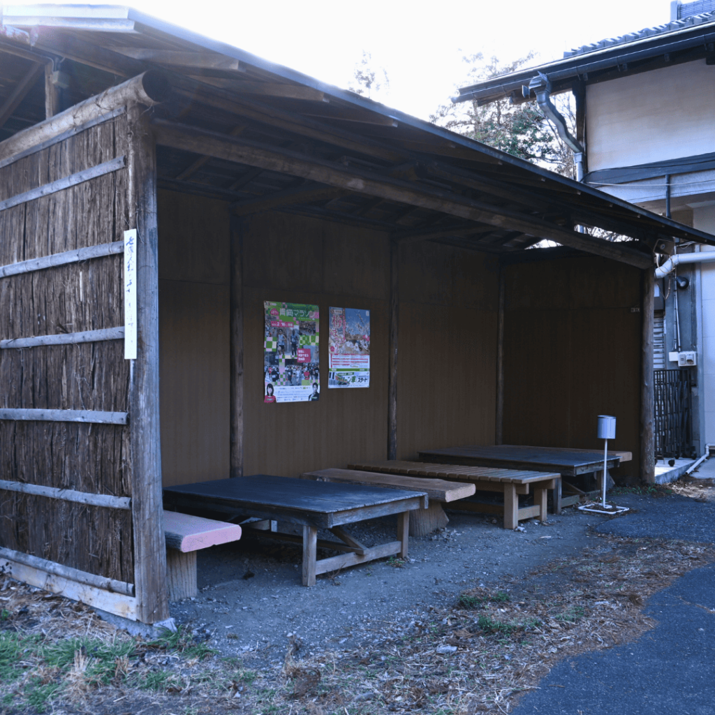 [画像：へそまんじゅう総本舗さんの小屋]