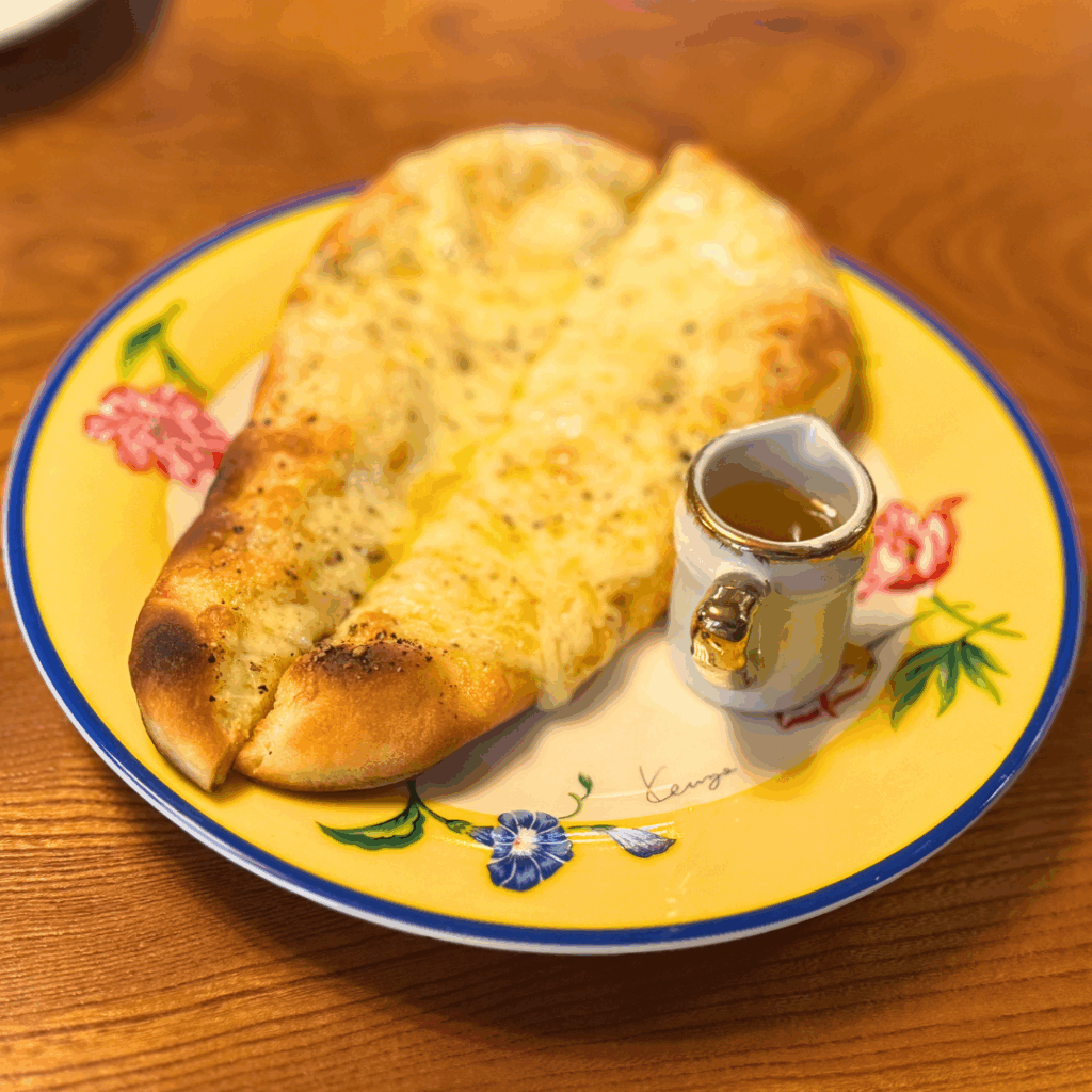 [画像：ばいきょうさんのはちみつチーズナン]