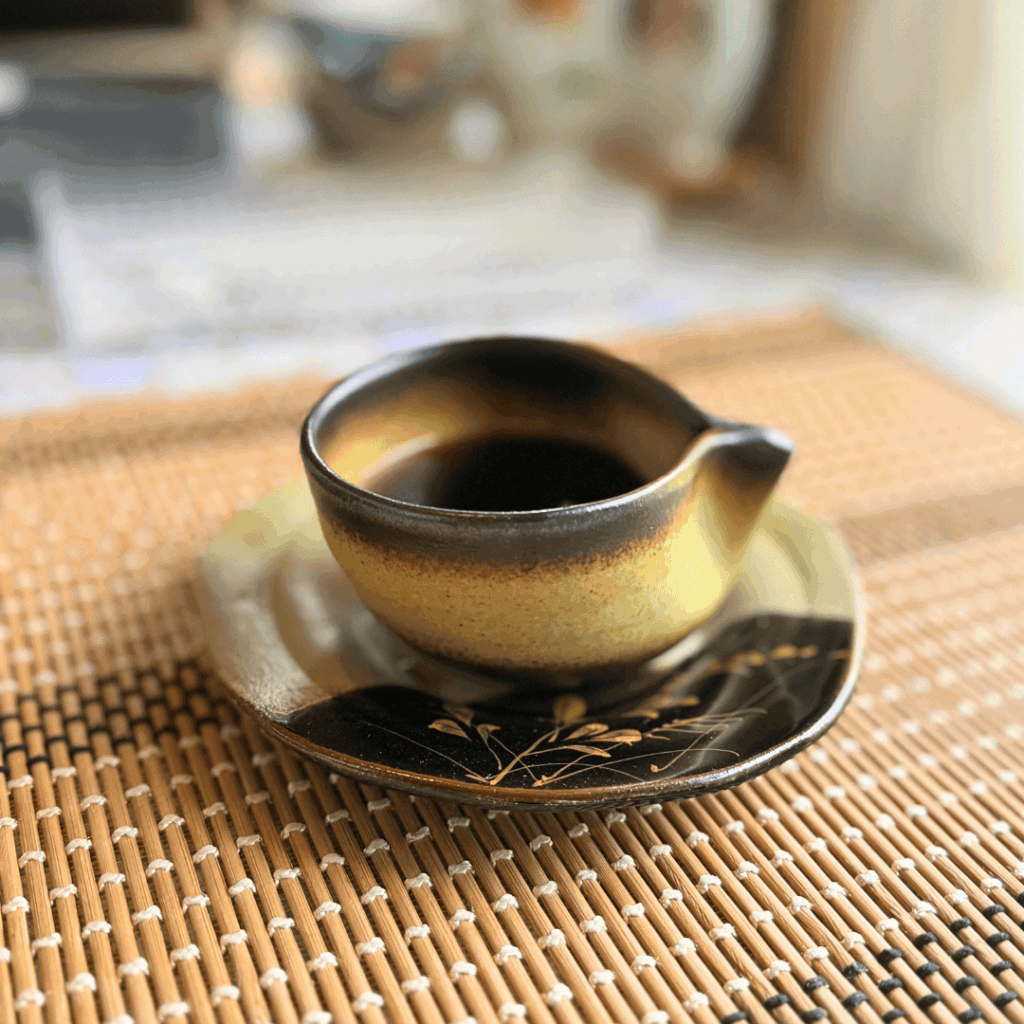 [画像：つまみが持ち手の飯能焼き]