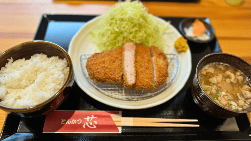 [画像：とんかつ芯さんのリブロースとんかつ定食]