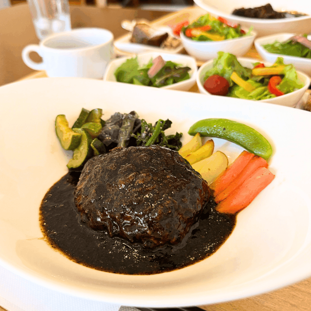 [画像：シナモンさんの煮込みハンバーグ]