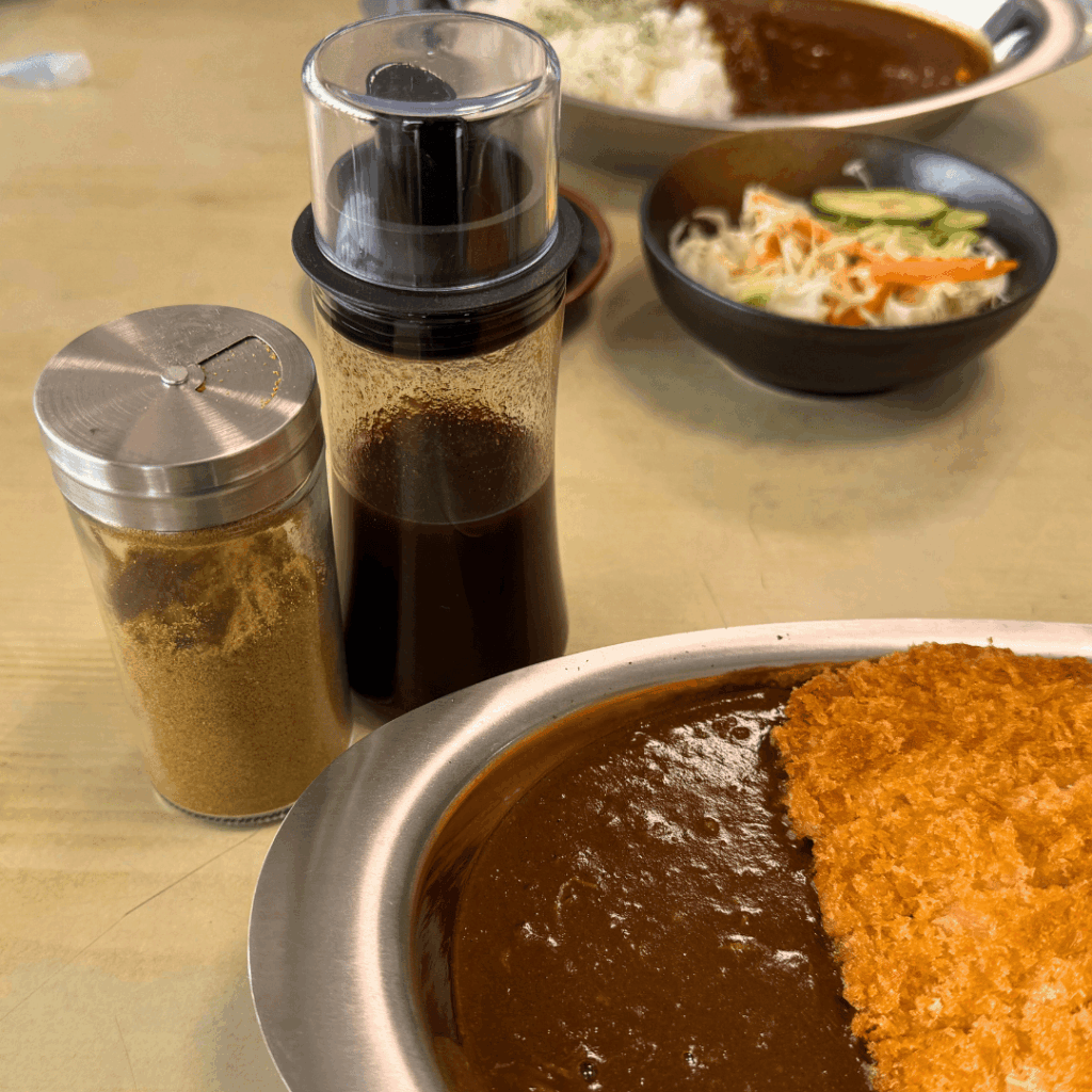 [画像：卓上スパイスとソース]
