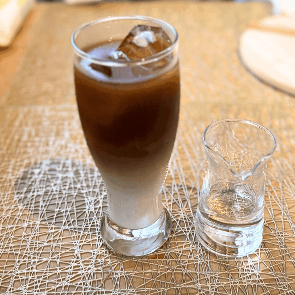[画像：D/W COFFEEさんの北海道ミルクのカフェオレ]