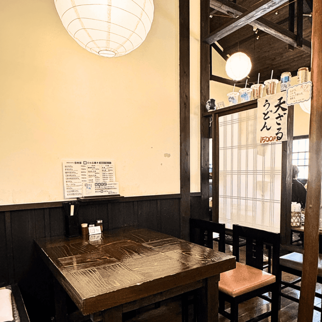 [画像：懐かしさを感じる田舎屋さんの店内]