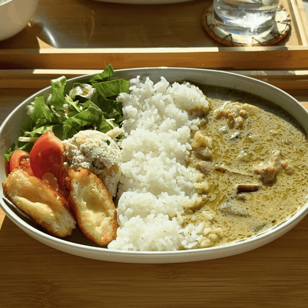 [画像：日替わり定食のグリーンカレー]
