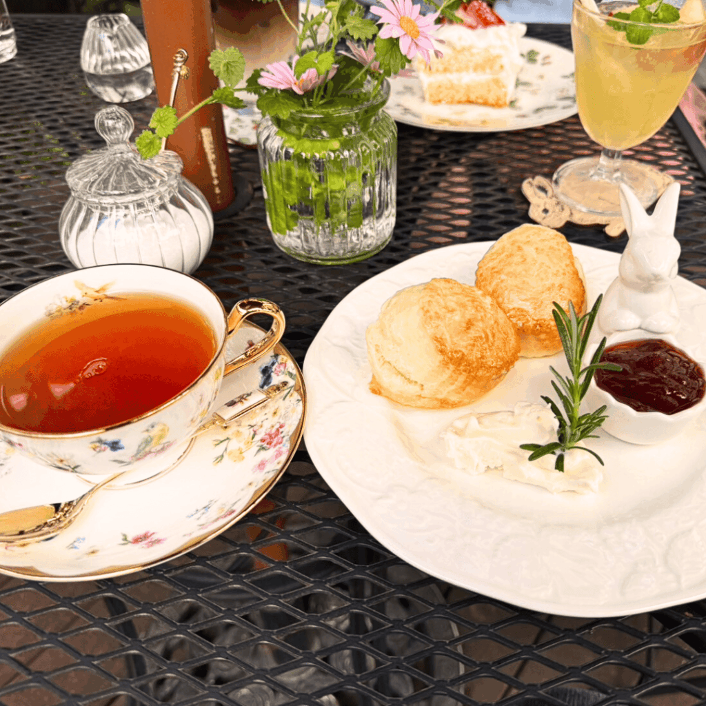 [画像：本日のホームメイドスコーン＆ドリンクのセット]