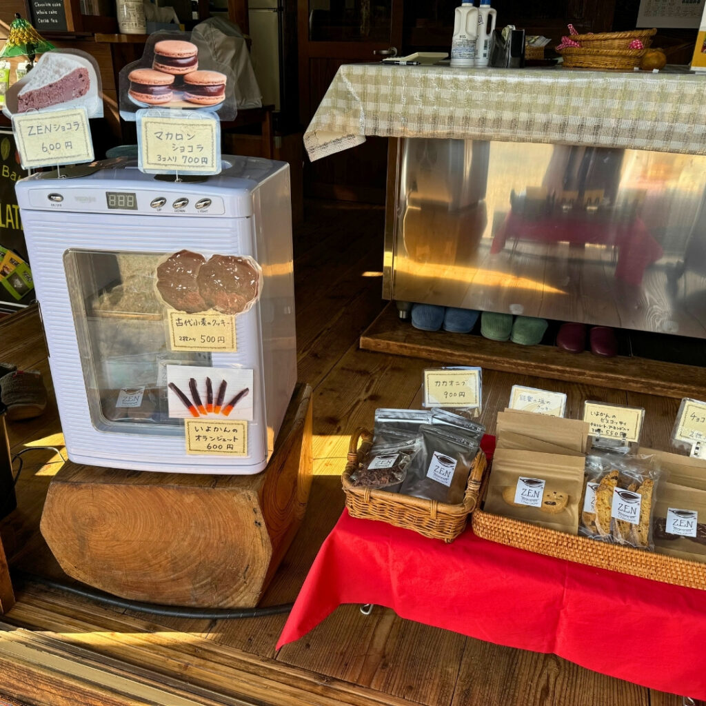 焼き菓子などが売られている様子 その1