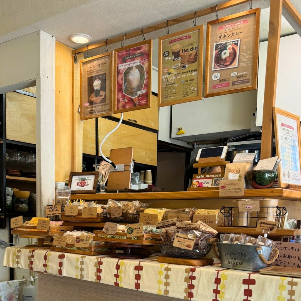 スイーツが並ぶ店内