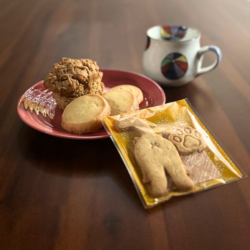 自宅でmonacaさんの焼き菓子を広げている様子