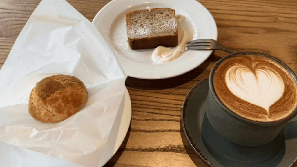 Capital cafe kitchenさんのカフェラテとスコーン