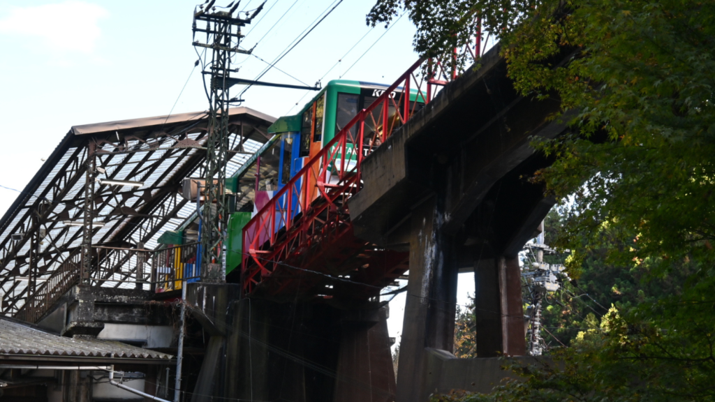 御岳駅に向かうケーブルカー