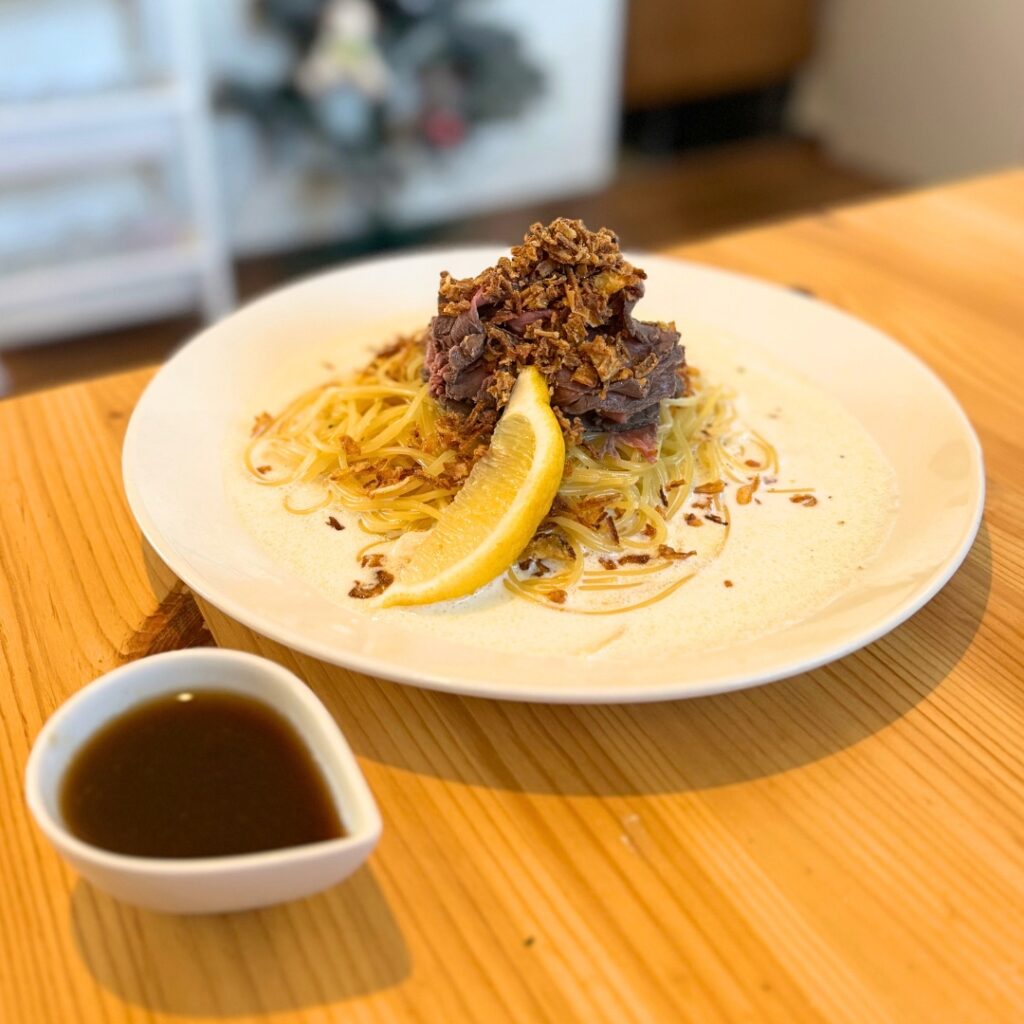 画像:ローストビーフのクリームパスタ