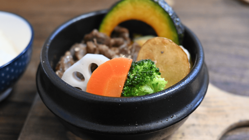 [画像：燻製とスープカレー　けむりさんの牛すじカレー]