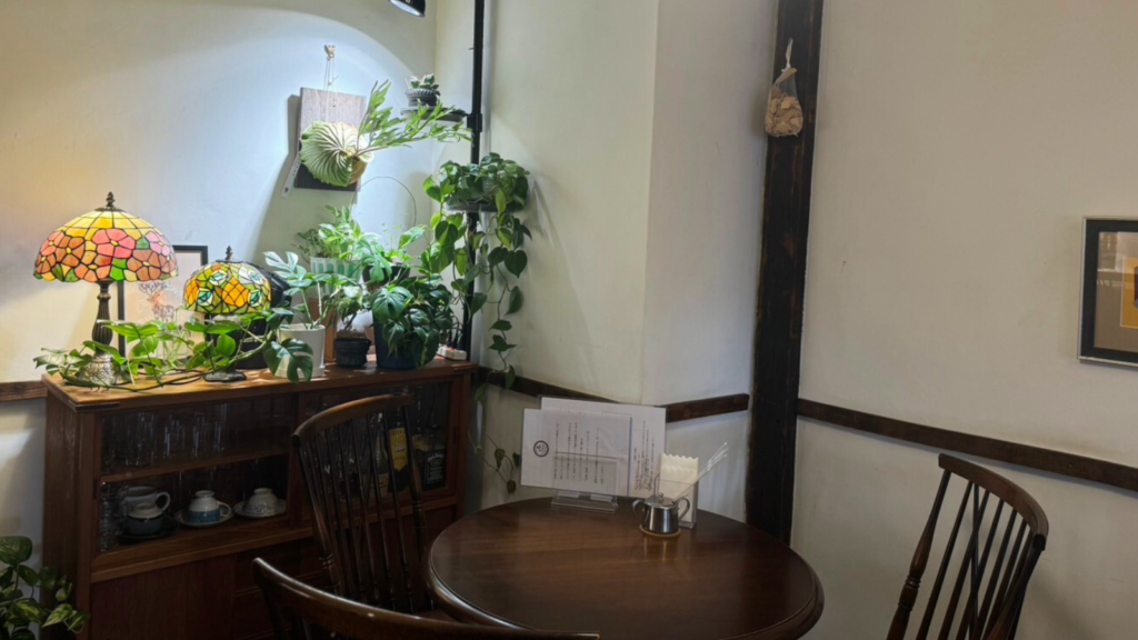 [画像：【青梅レトロ喫茶】Cafe espoir（カフェ エスポワール）さんのチョコレートの店内]