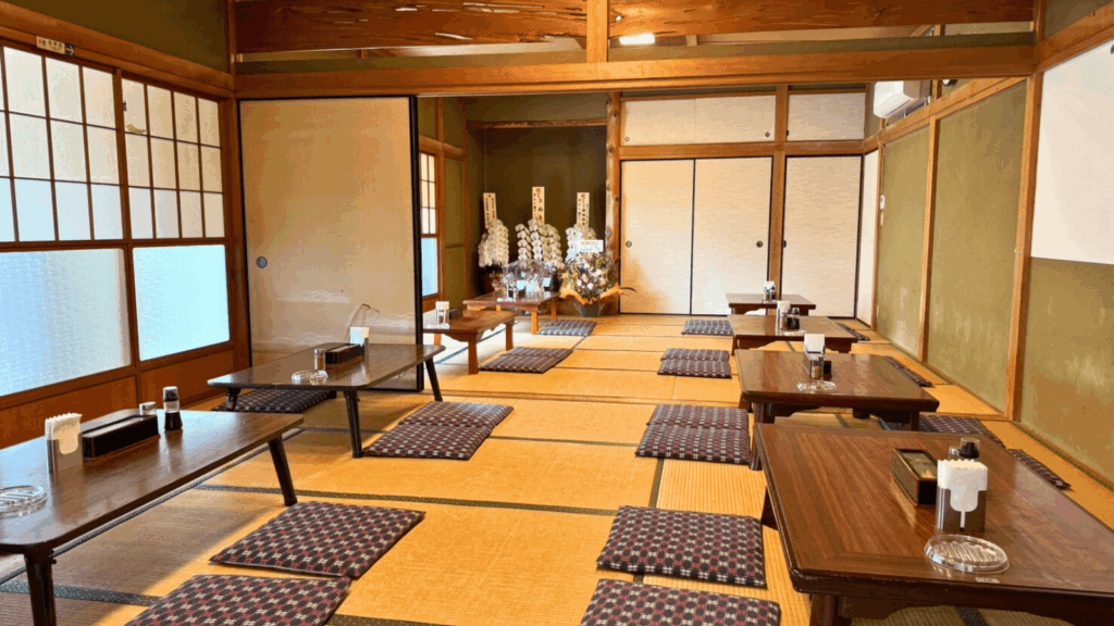[画像：カレー男の落ち着いた雰囲気の店内]