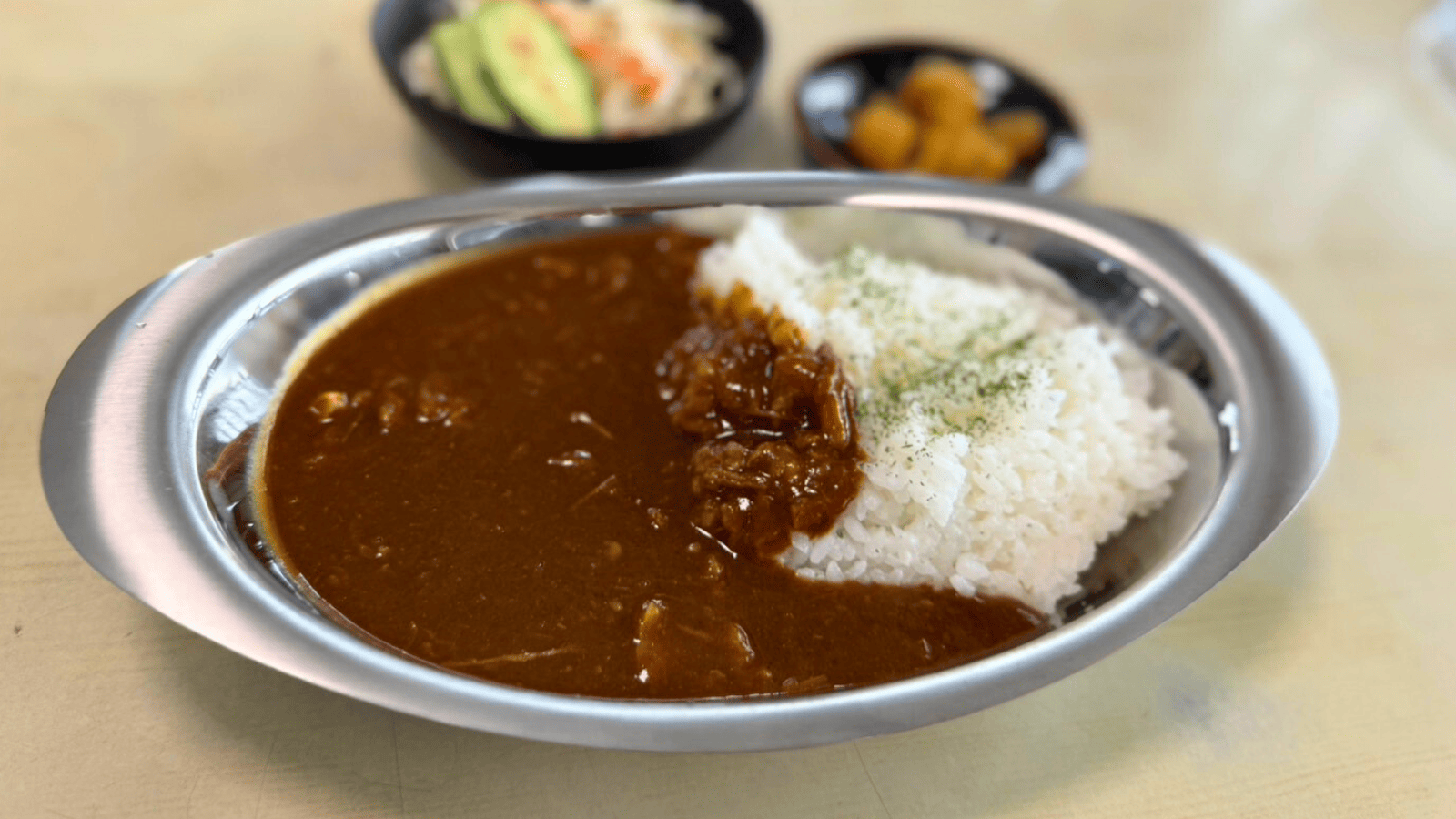 「【青梅市柚木町】2025年5月オープン！「カレー男」の絶品トロトロ牛すじカレー｜吉川英治記念館すぐ」のアイキャッチ画像