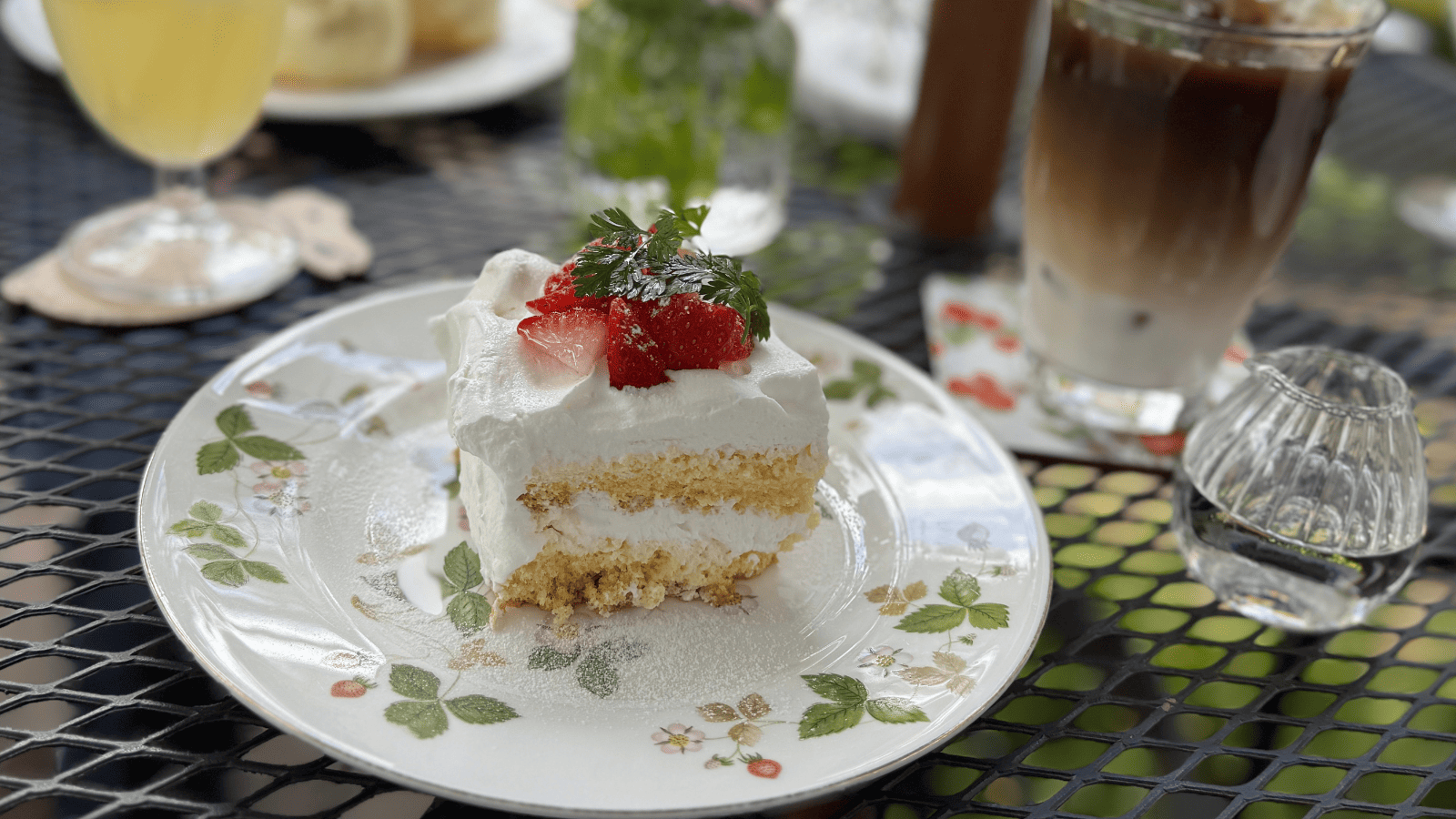 「【釜の淵公園近く】Tea Room｜美しい庭園と多摩川を望む英国風喫茶店」のアイキャッチ画像