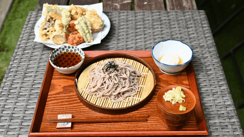 [画像：烏骨鶏天蕎麦の写真]