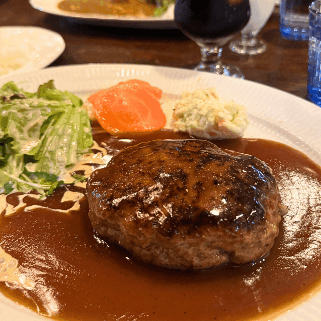 [画像：ソースまでおいしい「こだわりハンバーグ」]