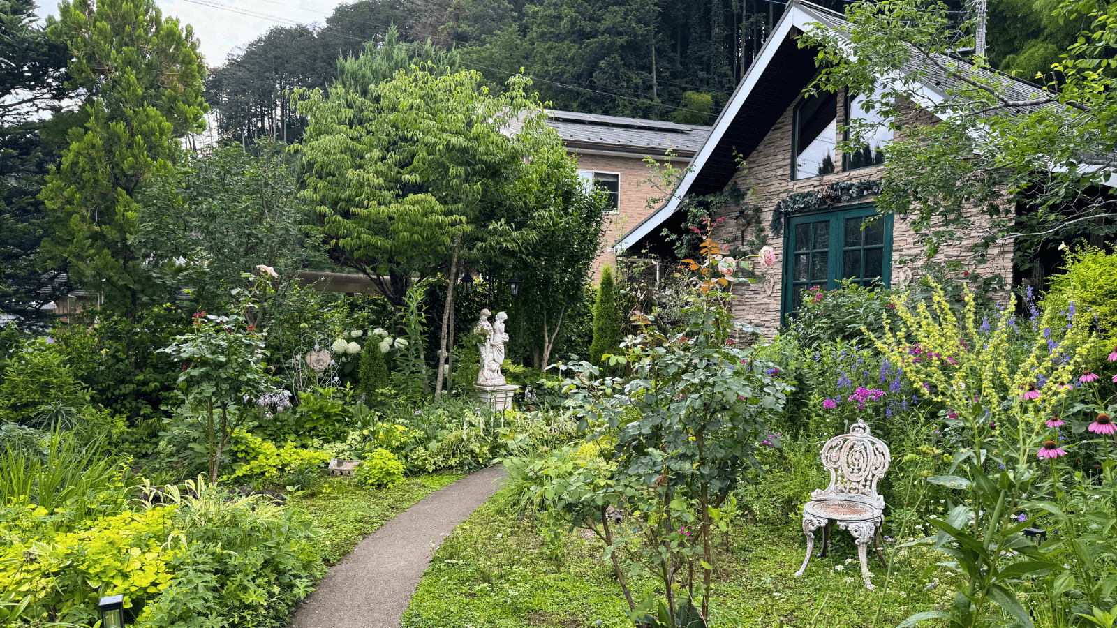 「【青梅市・岩蔵温泉】cafe&gallery コンブリオ｜童話のような世界で楽しむ絶品ハンバーグとスイーツ」のアイキャッチ画像