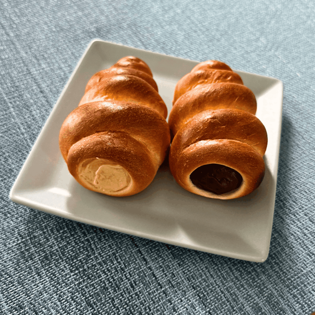 [画像：FLOURさんのチョココロネとピーナツクリームのコロネ]