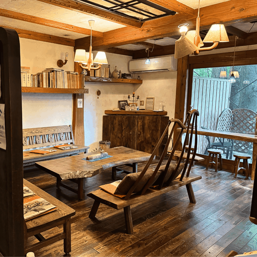 [画像：木のぬくもりを感じる儘多屋のロビー]