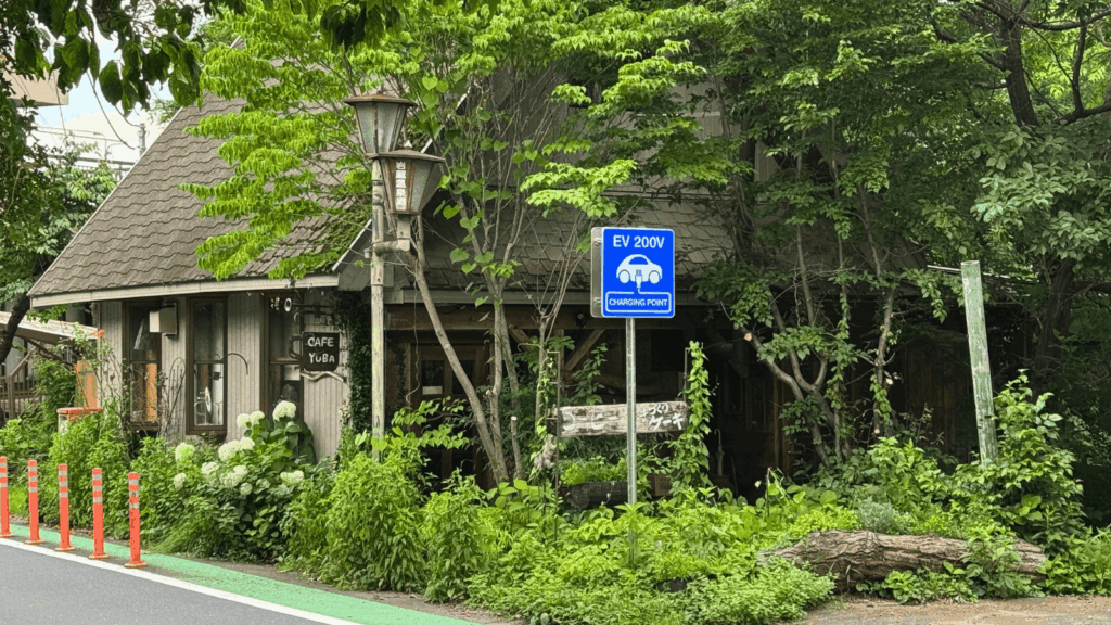 [画像：緑に囲まれたCAFE YUBAの外観]