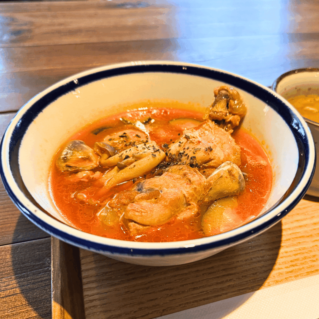 [画像：鶏肉がホロホロとほぐれるチキンのトマト煮]