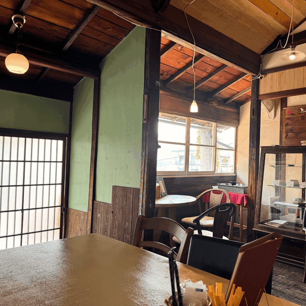 [画像：cafe ころんさんの店内]