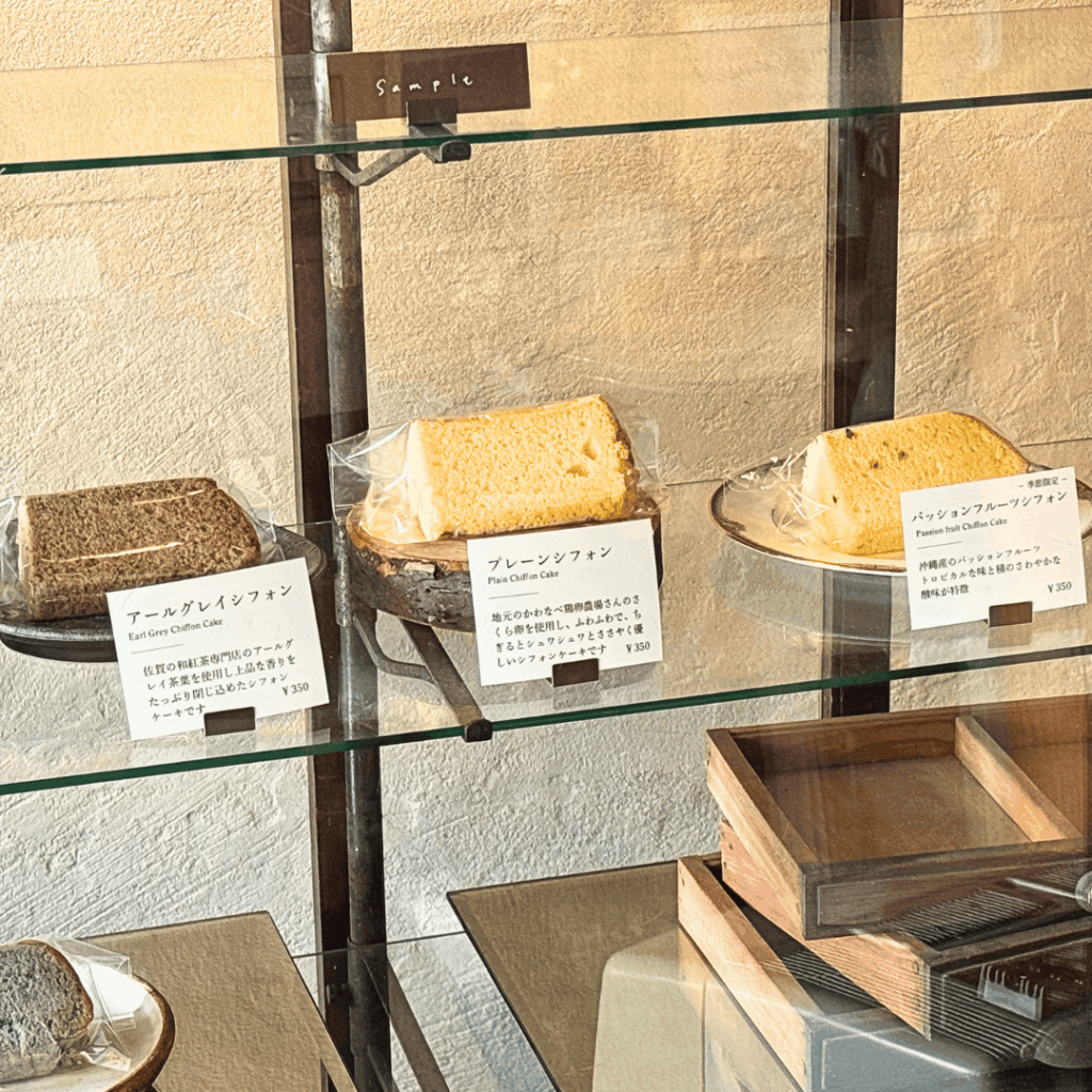 [画像：cafe ころんさんのシフォンケーキ　その１]