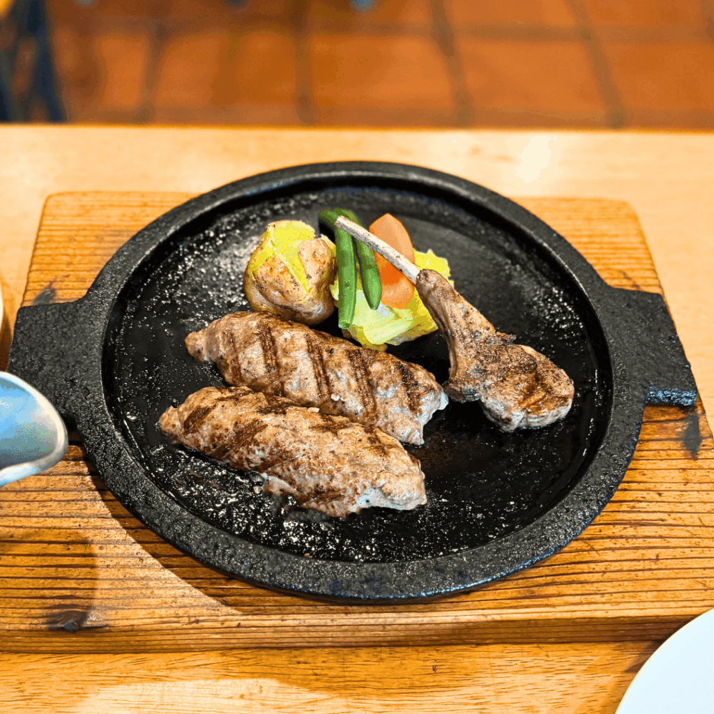 [画像：チャコグリルさんの炭火焼きハンバーグと仔羊の炭火焼き]