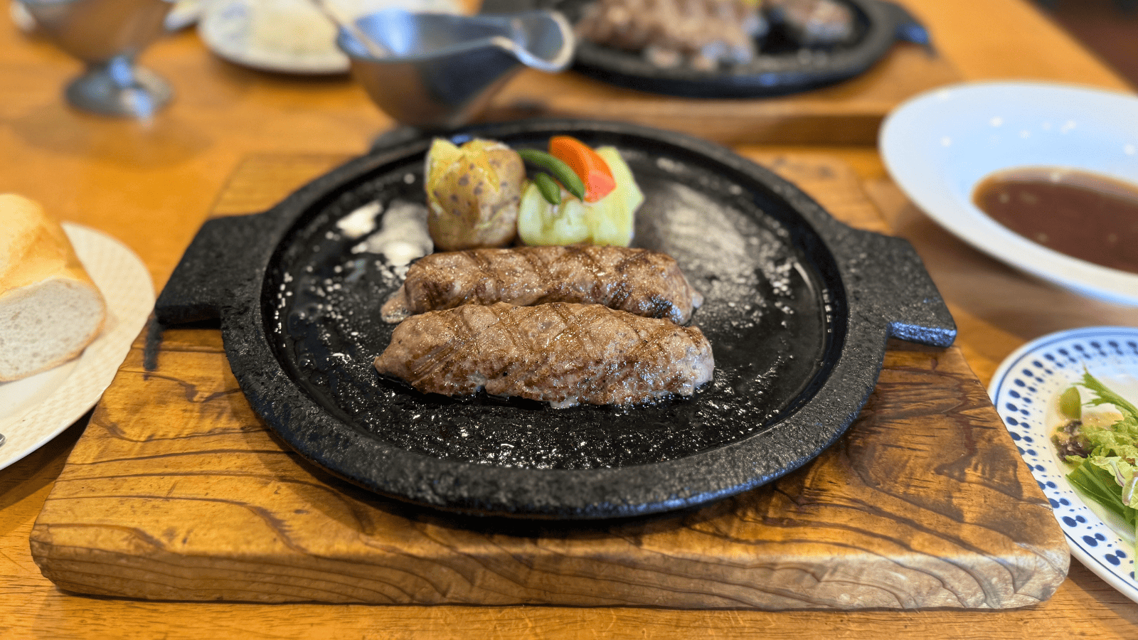 「【メニュー情報あり】チャコグリル｜ペット専用入口がある炭火焼ハンバーグのお店【青梅市河辺駅】」のアイキャッチ画像
