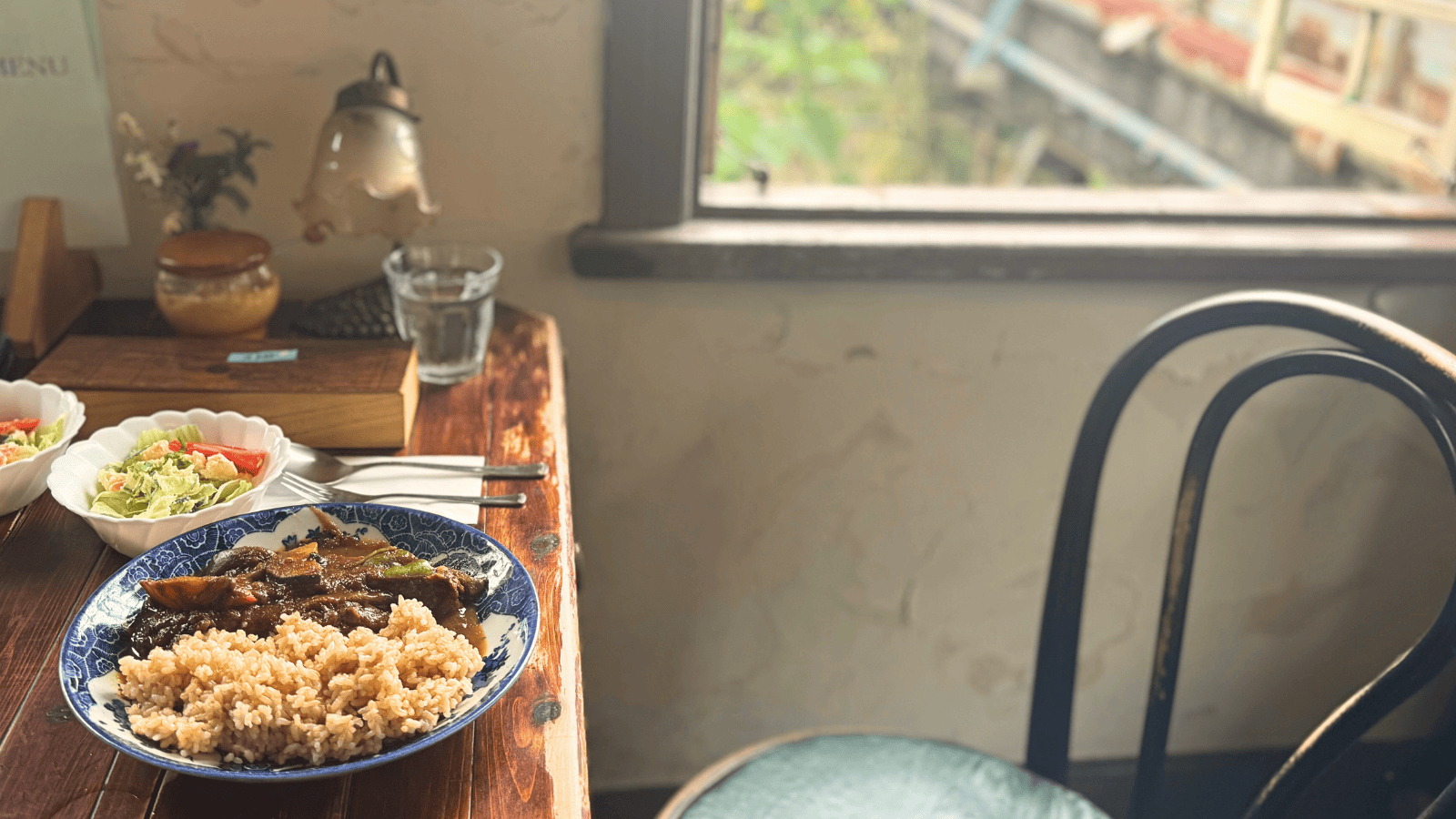 「【青梅駅】夏への扉｜黒猫が見下ろす線路沿いの隠れ家カフェで、絶品スパイスカレーを」のアイキャッチ画像