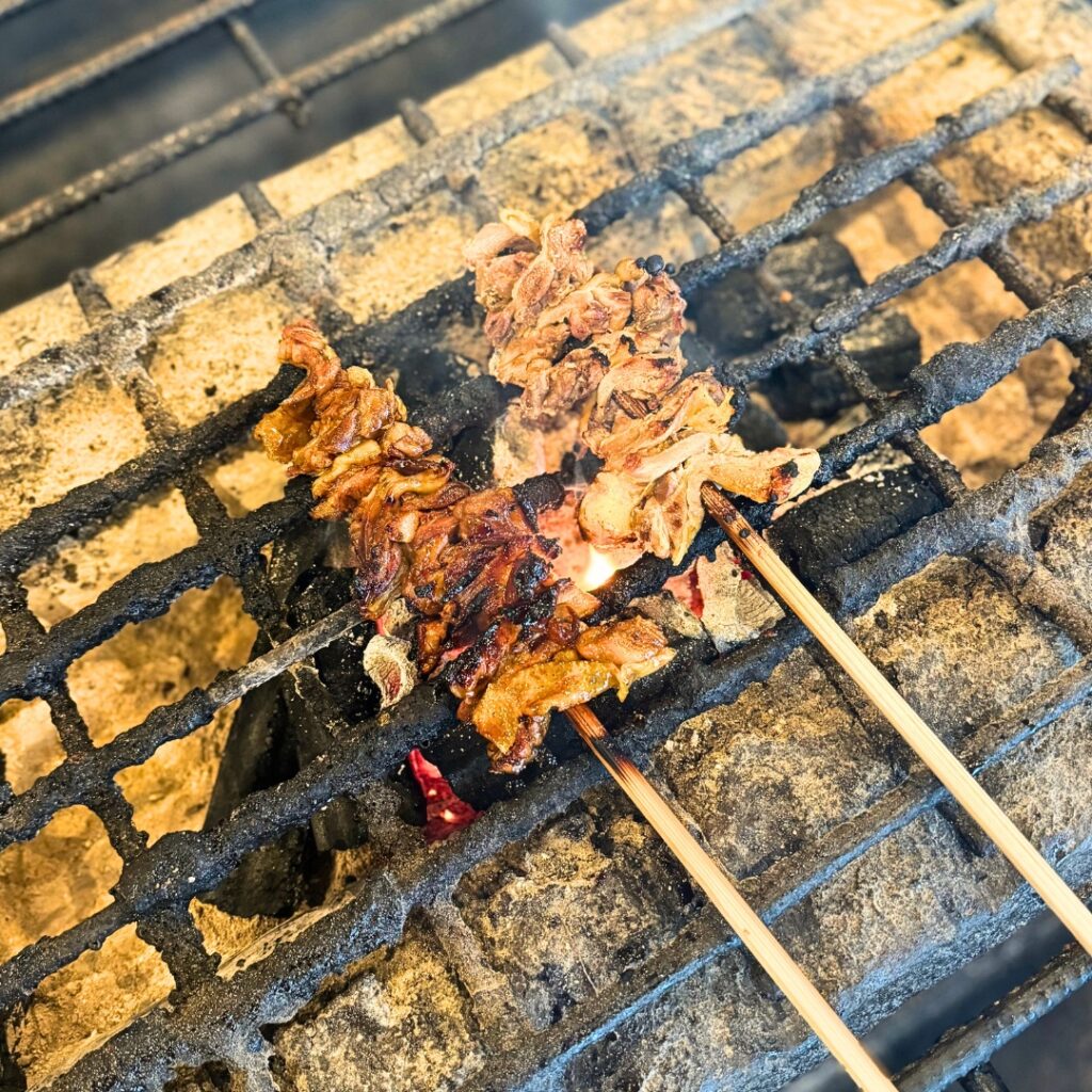 焼き鳥をあぶっている写真