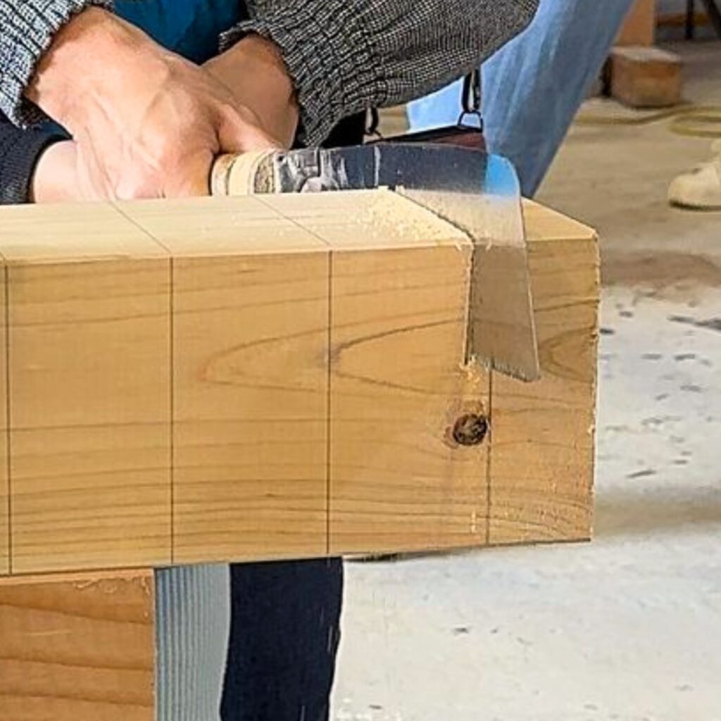 ノコギリ体験の様子