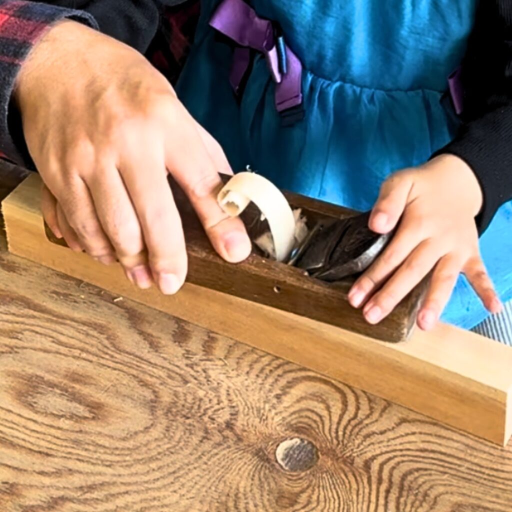 カンナ削り体験の様子