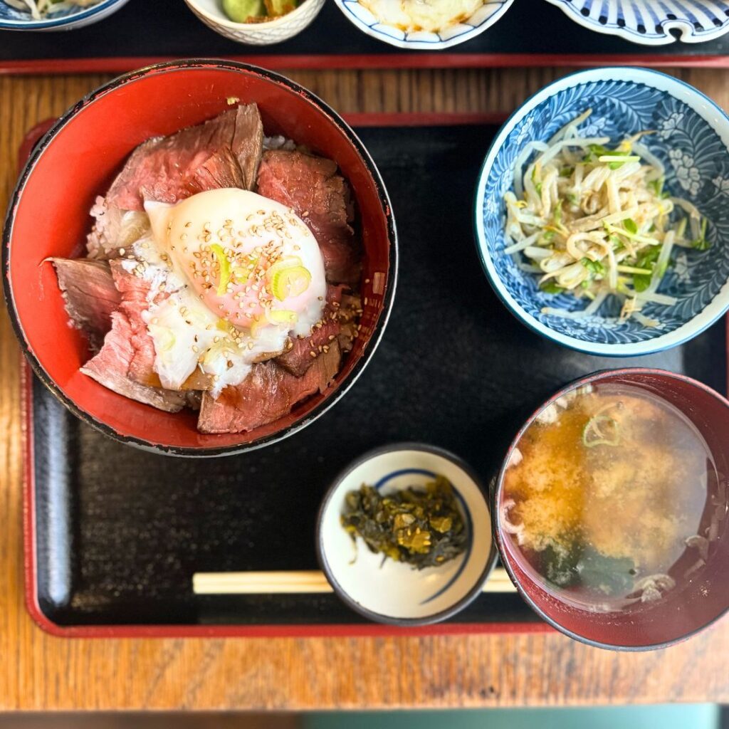 [画像：食堂みやもとのローストビーフ丼定食]