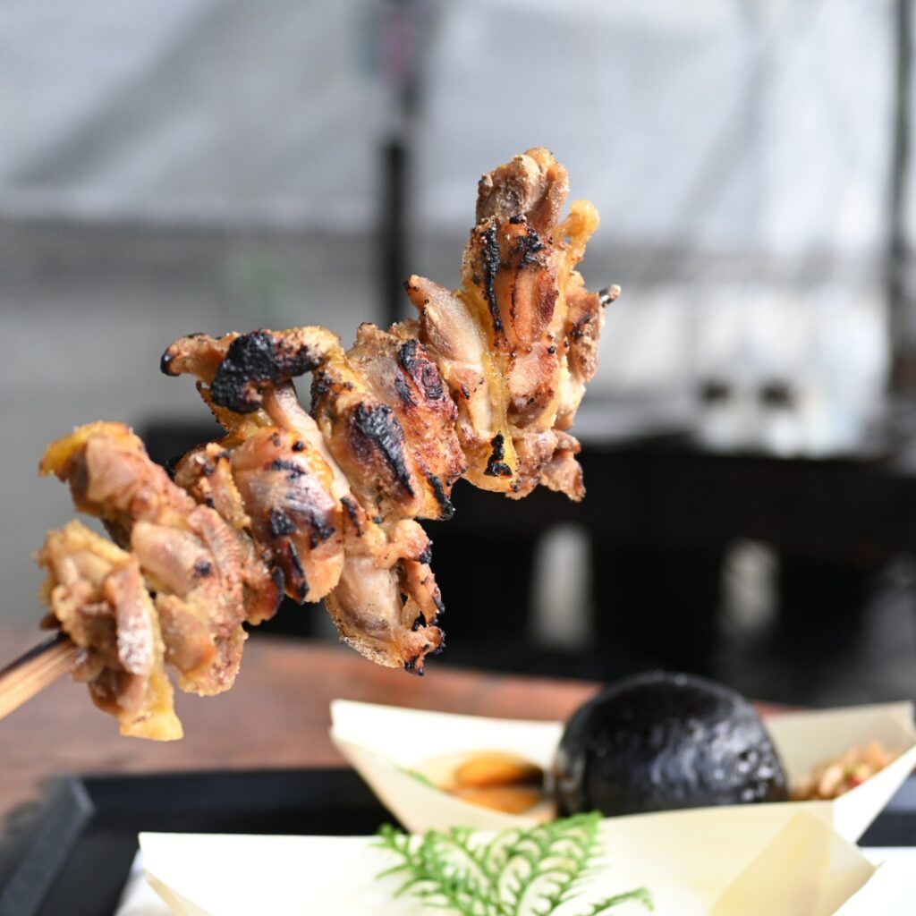 焼き鳥をもちあげている写真