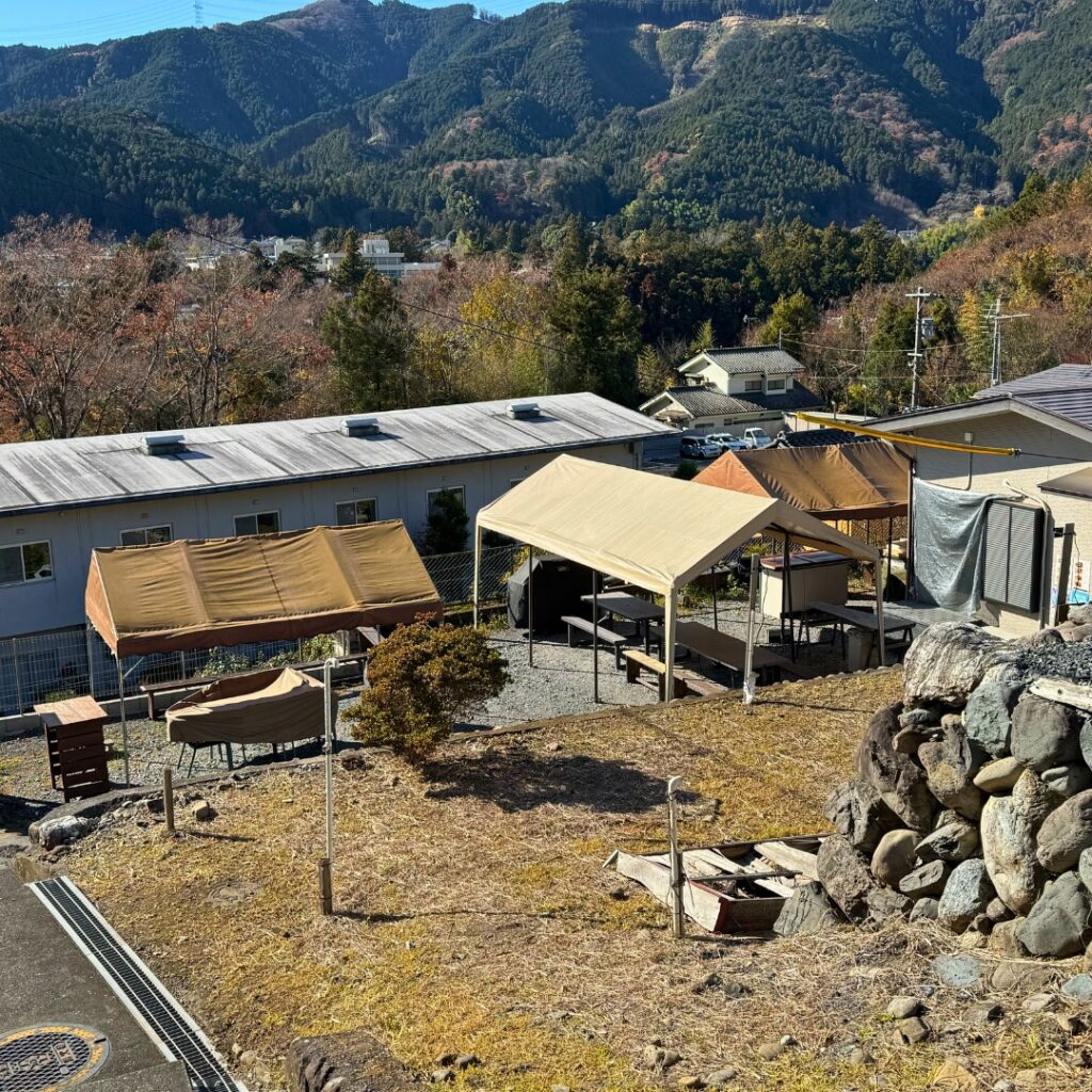 画像：階段を下るとそこにはBBQ場が……