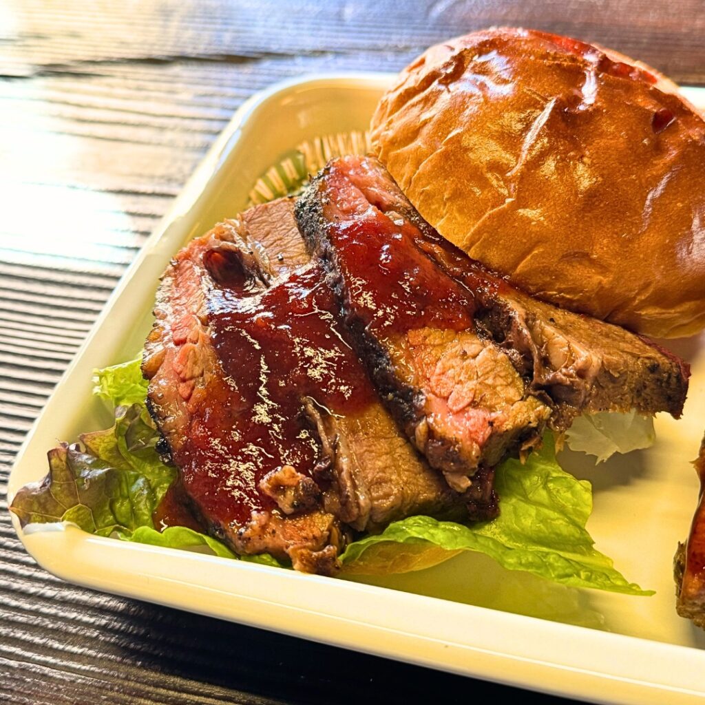 画像：ブリスケットサンドのアップ