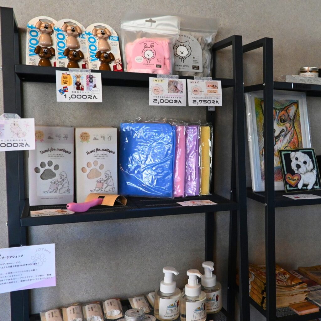 画像：レジ前のワンちゃんグッズ