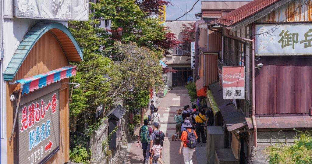 画像：御岳山の商店街