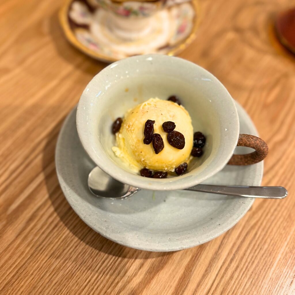 ラムレーズンのアイスクリーム（本日のデザート）