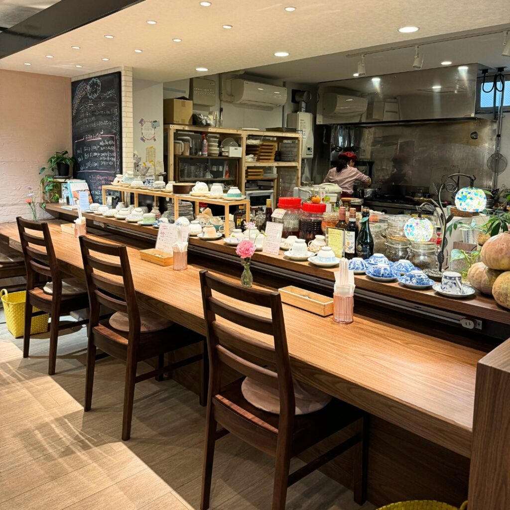 カウンター席もある、くつろげる店内