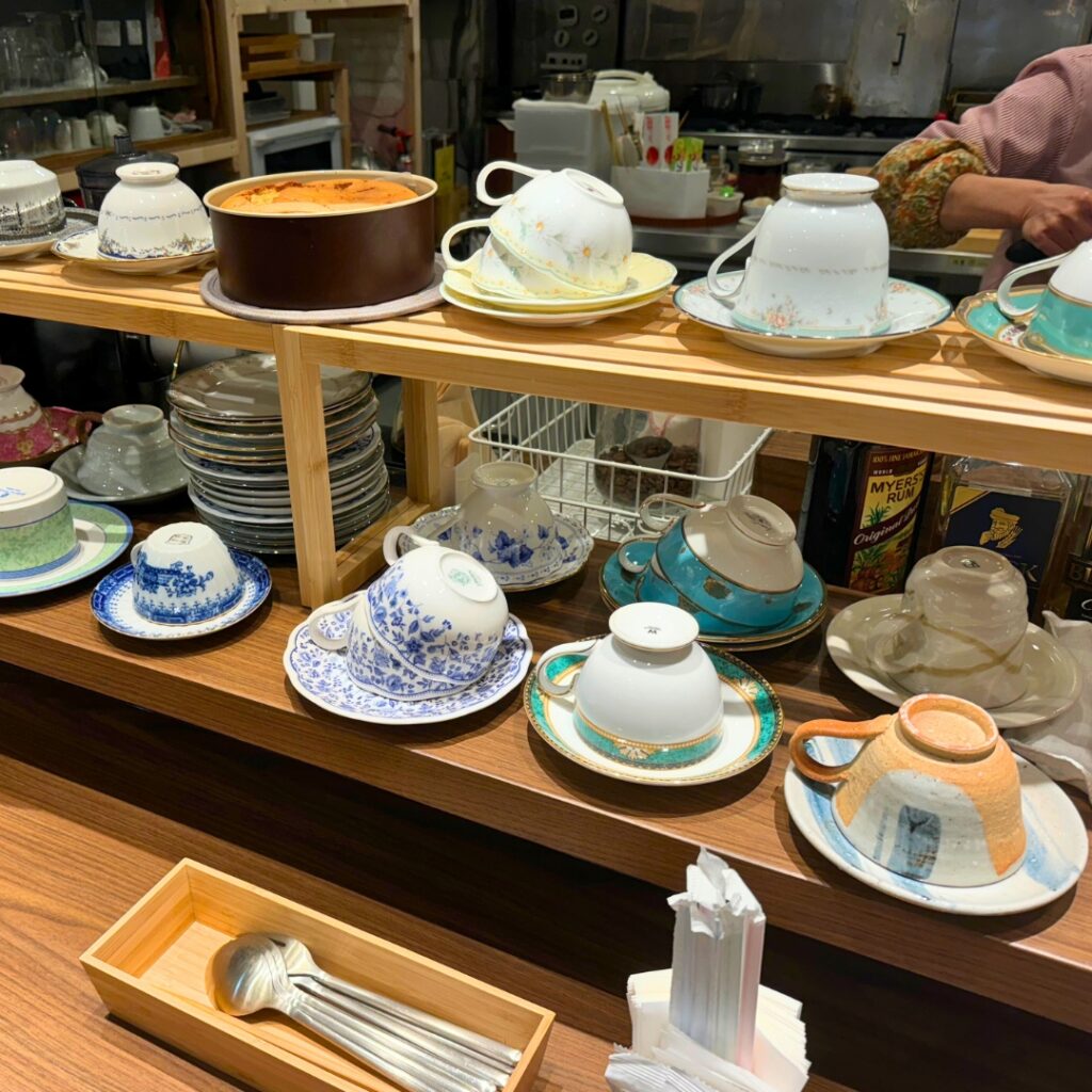 キッチン前に並ぶカップたち