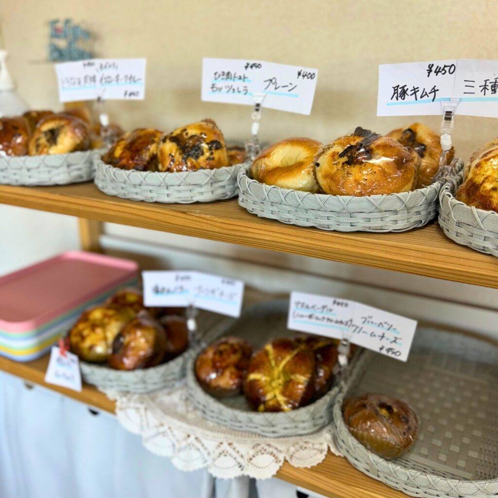 商品棚に並ぶベーグルたち