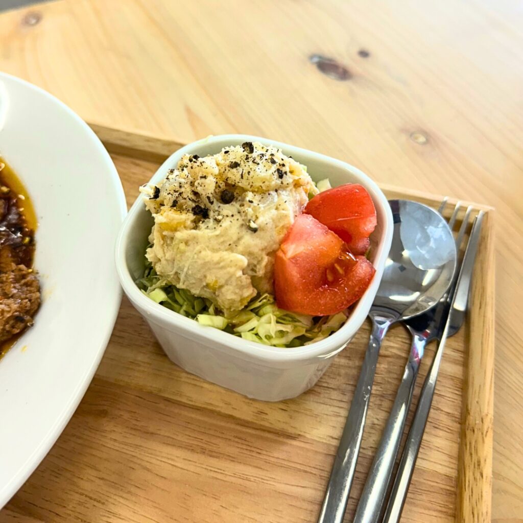 オムハヤシベーグルについている小鉢のサラダ